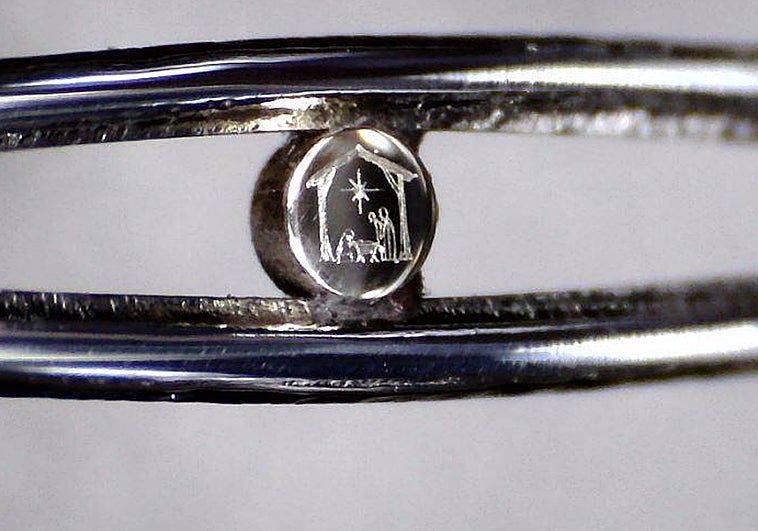 Crean el belén más pequeño del mundo en el ojo de una aguja