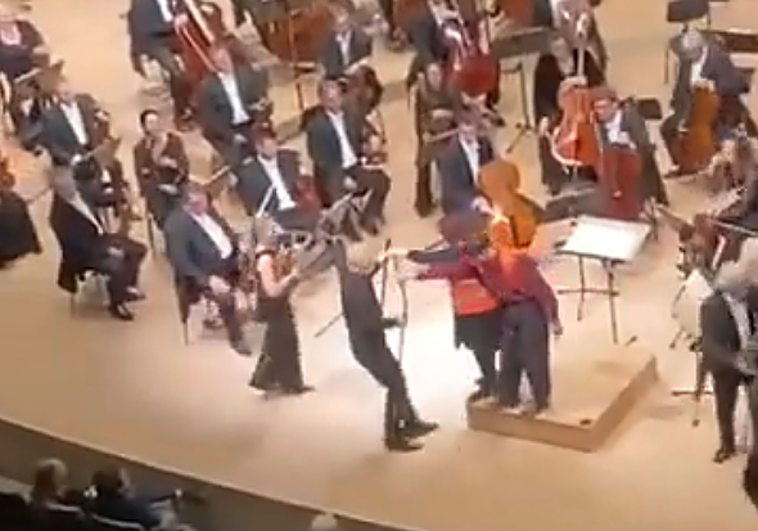 Unos activistas intentan boicotear a la Filarmónica de Hamburgo y acaban expulsados de manera ridícula