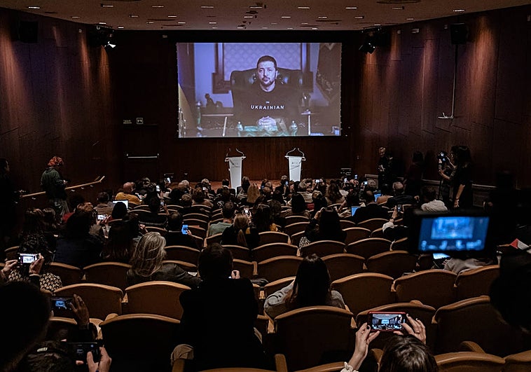 Zelenski 'se cuela' en la presentación de la muestra del Thyssen que reivindica 'la identidad ucraniana' que «Rusia quiere borrar»