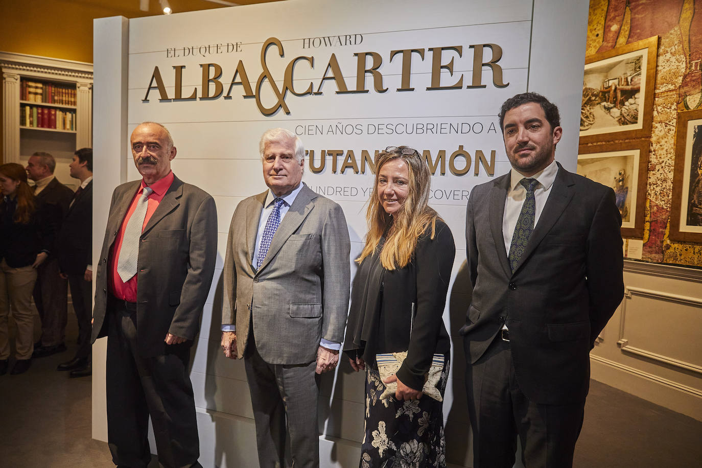 El duque de Alba junto a los comisarios de la muestra Myriam Seco y Javier Martínez y su director Álvaro Romero