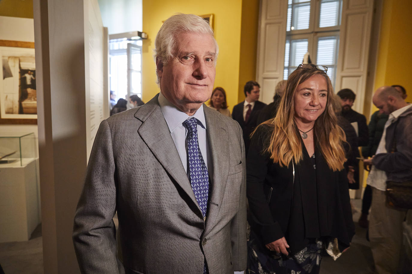 El duque de Alba recorre la muestra en el Palacio de Liria junto a la egiptóloga Myriam Seco