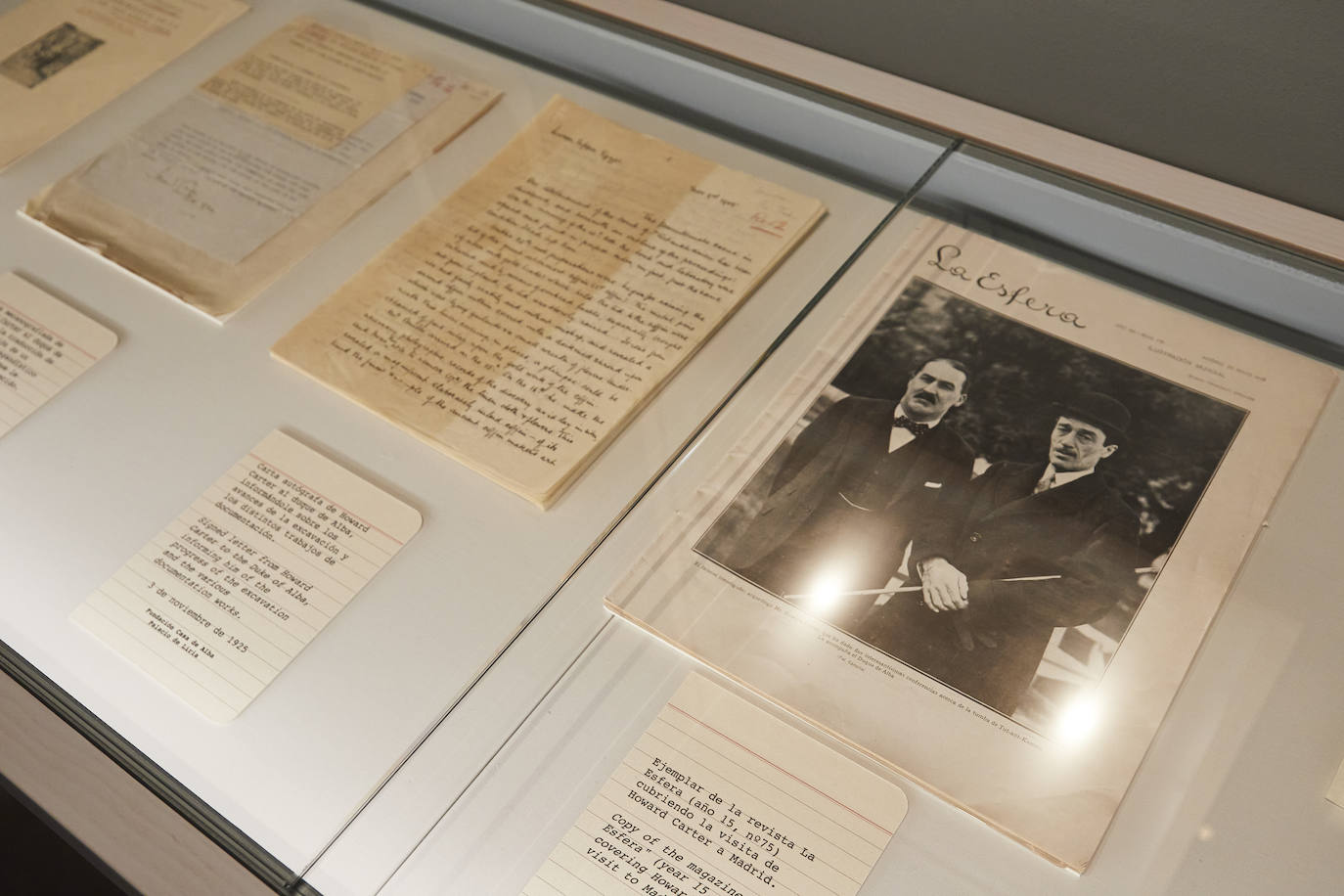 Una de las vitrinas de la muestra, con un facsímil de la revista La Esfera