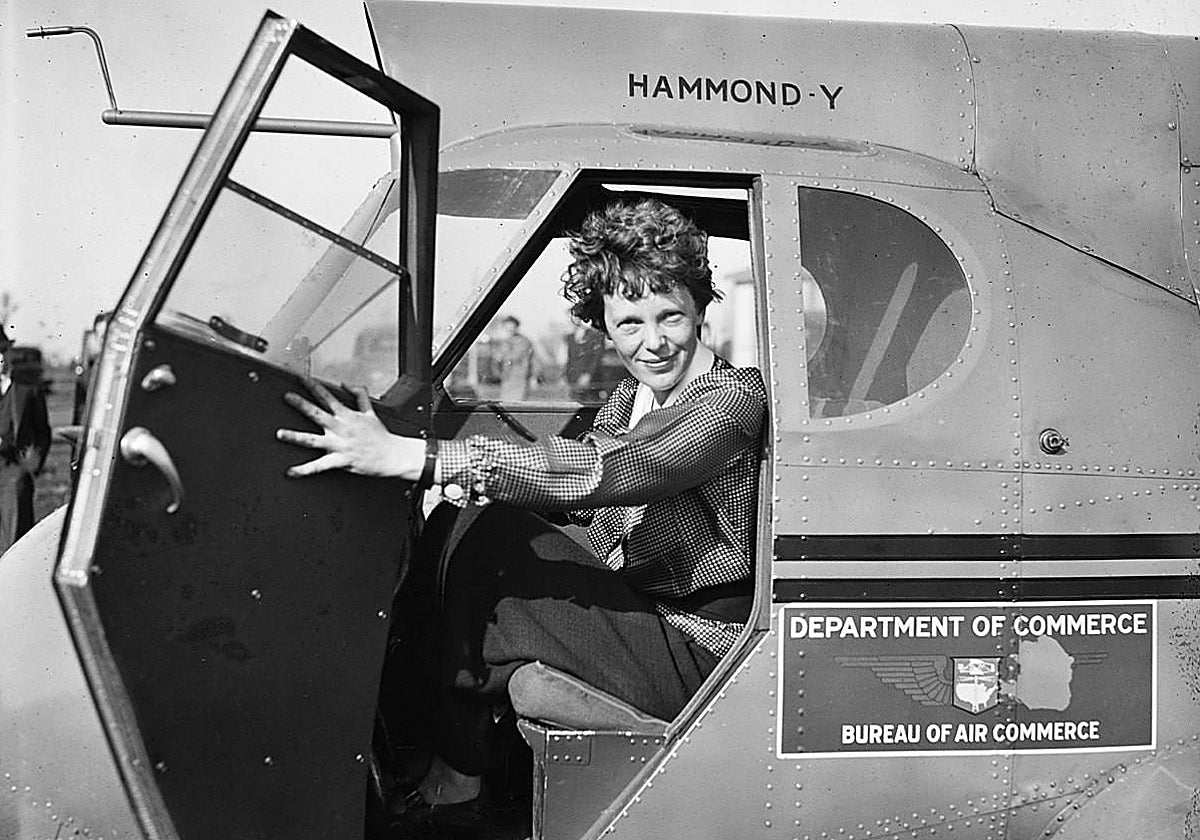 Amelia Earhart subida a bordo de un avión