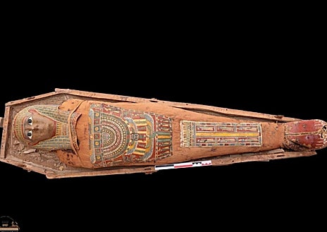 Imagen secundaria 1 - Los restos del edificio funerario encontrado, junto a dos de los sarcófagos