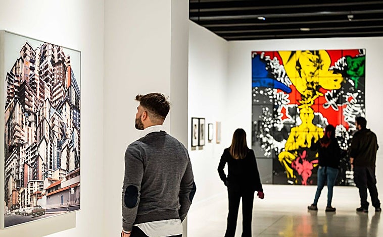 Imagen principal - Una de las salas de la exposición y dos de las obras expuestas