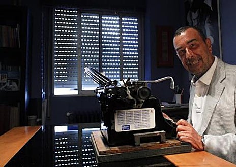 Imagen secundaria 1 - El carnet de socio de Garci del Atlético de Madrid de la temporada 1985-1986 y de socio infantil del Real Madrid; imagen de José Luis Garci en su despacho, con una vieja máquina de escribir (II) y portada del libro 'Renglones deportivos' (Reino de cordelia) (III)