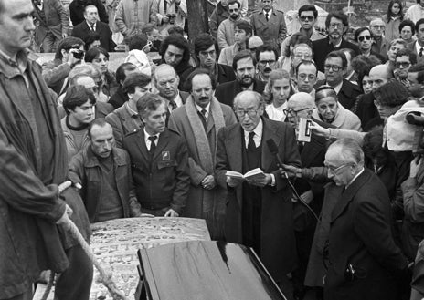 Imagen secundaria 1 - En la primera foto, Aleixandre con Guillén en Velintonia. Abajo, un manuscrito del poeta y una imagen de su entierro en La Almudena