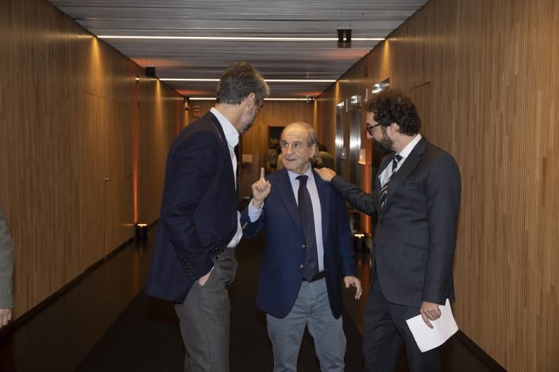 El consejero delegado de Vocento, Luis Enríquez; el periodista José María García y el director de 'El Mundo', Joaquín Manso
