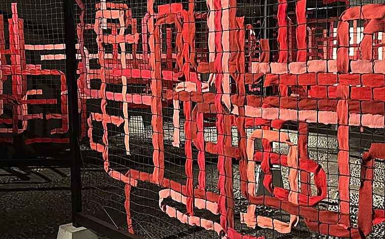 Imagen principal - Arriba, instalación de Tania Candiani. Sobre estas líneas, vitrina de objetos de Marcos Montiel Soto y vídeo 'Mediterráneo', de Carlos Martiel