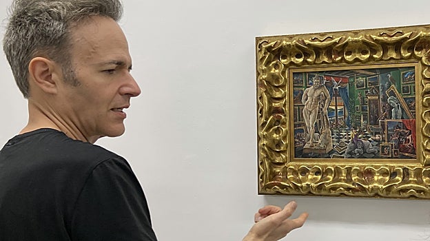 Marty, explicando su obra en La Gran