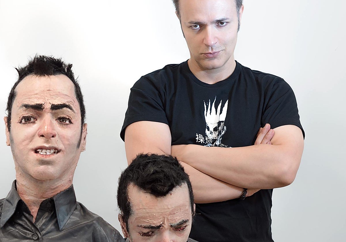 Enrique Marty con algunas de sus esculturas