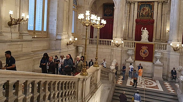 Público subiendo las escaleras del Palacio Real de Madrid