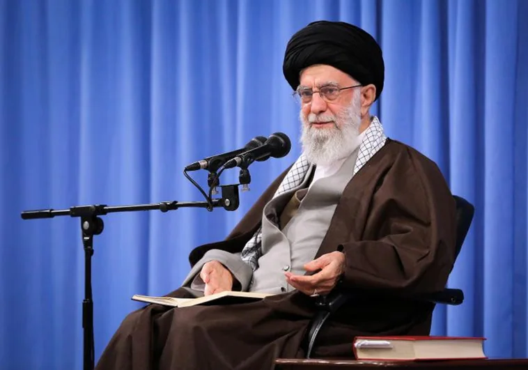 Irán toma represalias contra Francia por las 'insultantes' caricaturas del ayatolá Jamenei publicadas en 'Charlie Hebdo'