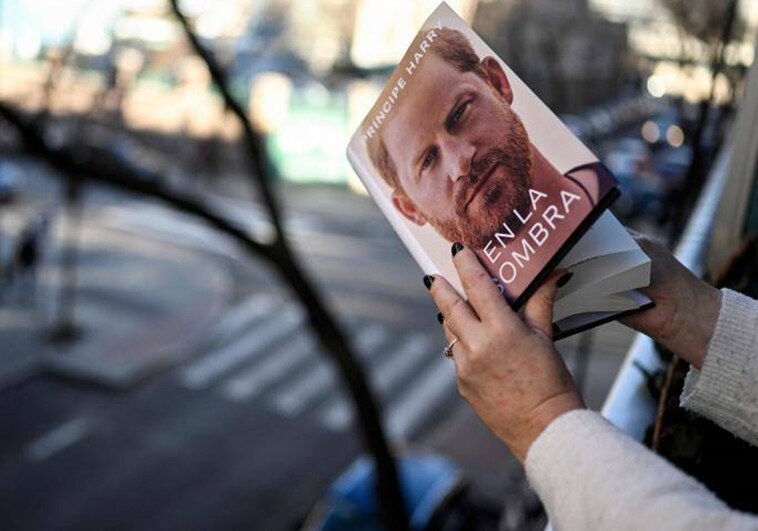 El polémico libro del Príncipe Harry, a la venta en España días antes de su lanzamiento pese a las  medidas de seguridad