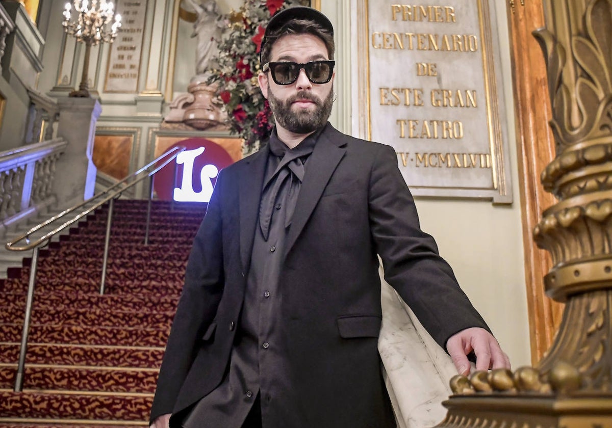 El director de escena Rafael R. Villalobos, en el vestíbulo del Liceo