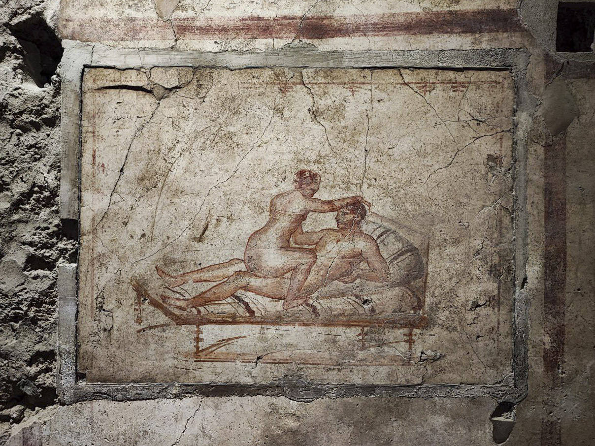 La  Casa de los Vettii , una espléndida villa de 1.100 metros cuadrados, fue sepultada con la erupción del Vesubio en el año 79 d.C., y redescubierta en las excavaciones arqueológicas en 1894. Ahora reabre tras una cuidada restauración que ha recobrado el esplendor de sus frescos 