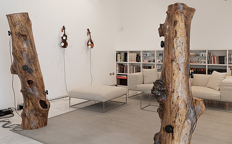 Imagen principal - En las imágenes, algunos de los 'Strumenti aumentati' del italiano en la galería valenciana y montaje de la muestra