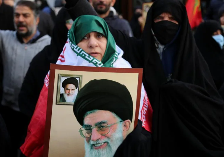 La amenaza de Irán a Charlie Hebdo tras las caricaturas del ayatolá Jameini: «Mirad lo que le pasó a Salman Rushdie»