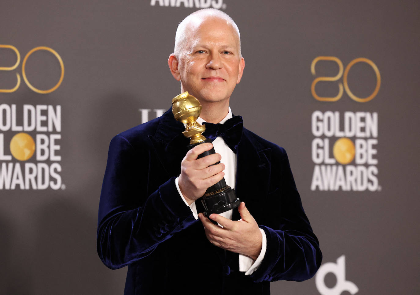 Ryan Murphy posa con el premio Carol Burnett
