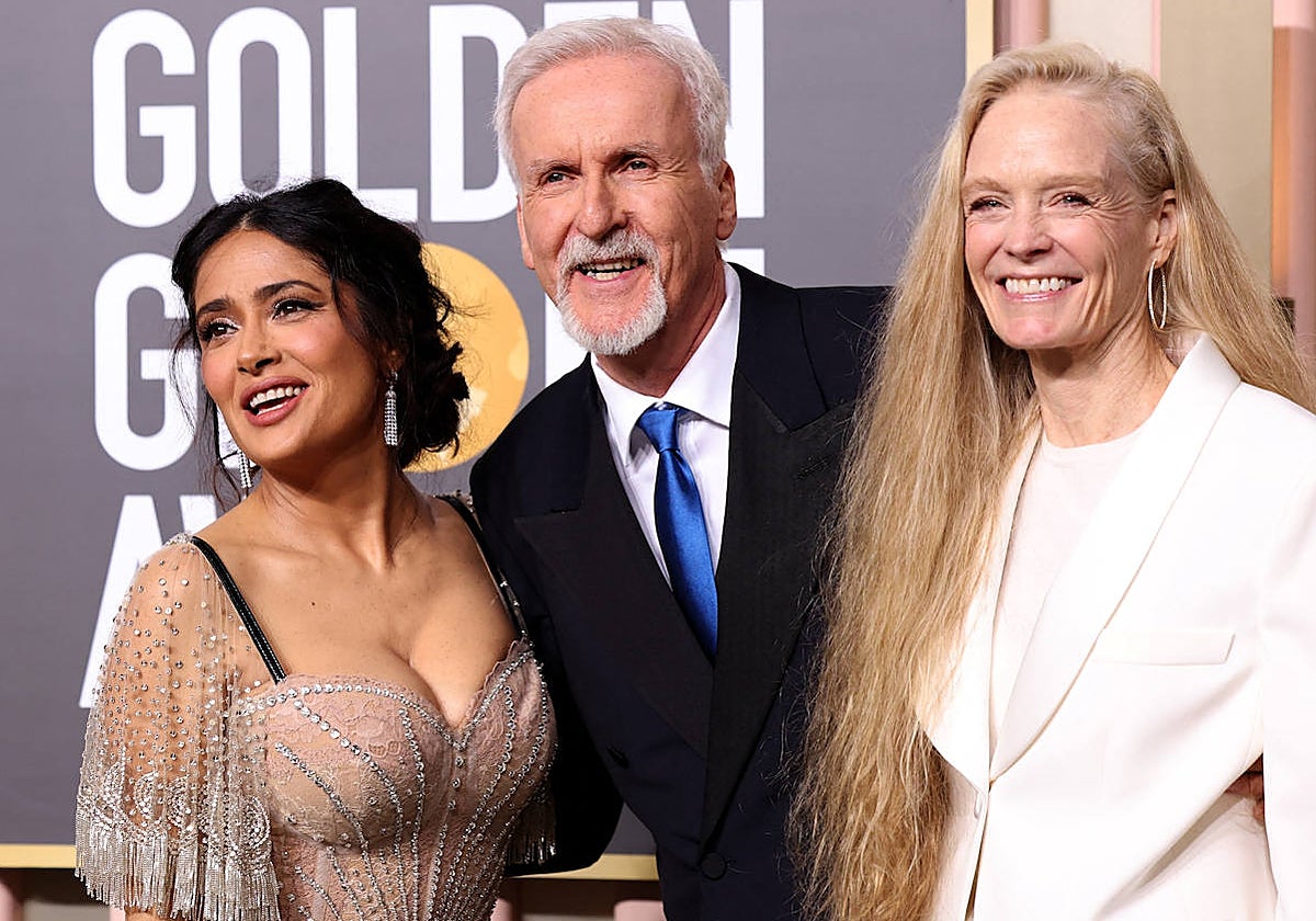 Salma Hayek, James Cameron y Suzy James en la Gala de los Globos de Oro