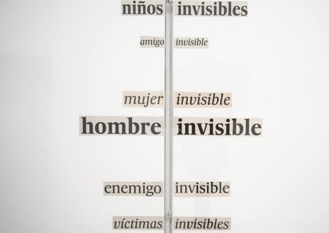 Imagen secundaria 1 - Sobre estas líneas, detalle de las obras de Ignasi Aballí y Francesc Torres del conjunto. Arriba, montaje de la muestra en el Centro Párraga