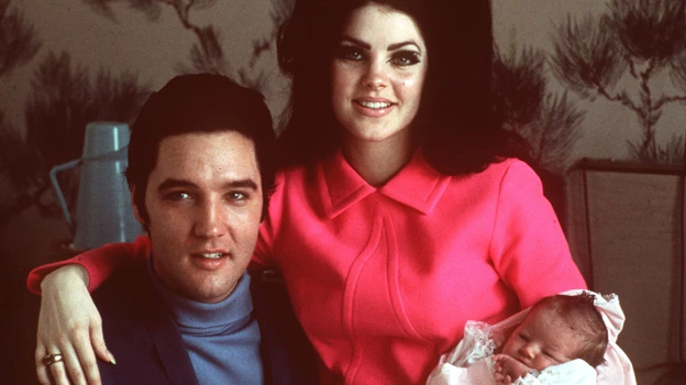 Elvis Presley, el Rey del Rock, posa junto su mujer Priscilla y su hija recién nacida Lisa Marie en un hospital de Memphis