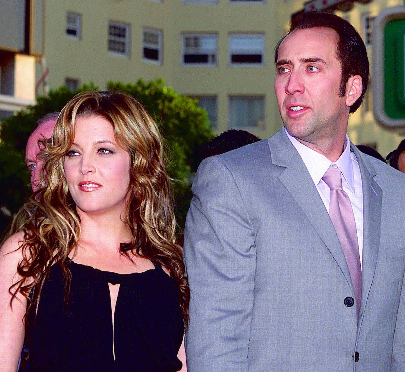 La cantante conoció al actor Nicolas Cage durante una fiesta de su amigo Johnny Ramone, icónico guitarrista de la banda de punk Ramones. Se casaron en una ceremonia secreta el Hawái. El matrimonio apenas duró cuatro meses