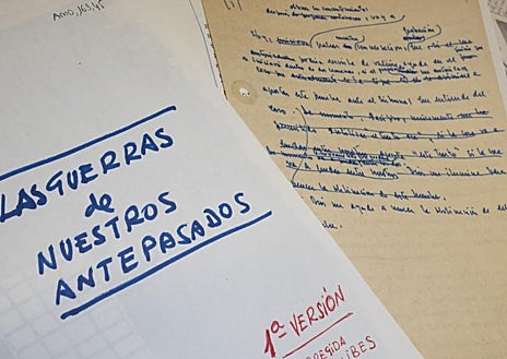 Imagen secundaria 1 - Sobre estas líneas, distintos detalles del manuscrito de 'Las guerras de nuestros antepasados' con las anotaciones del propio Miguel Delibes