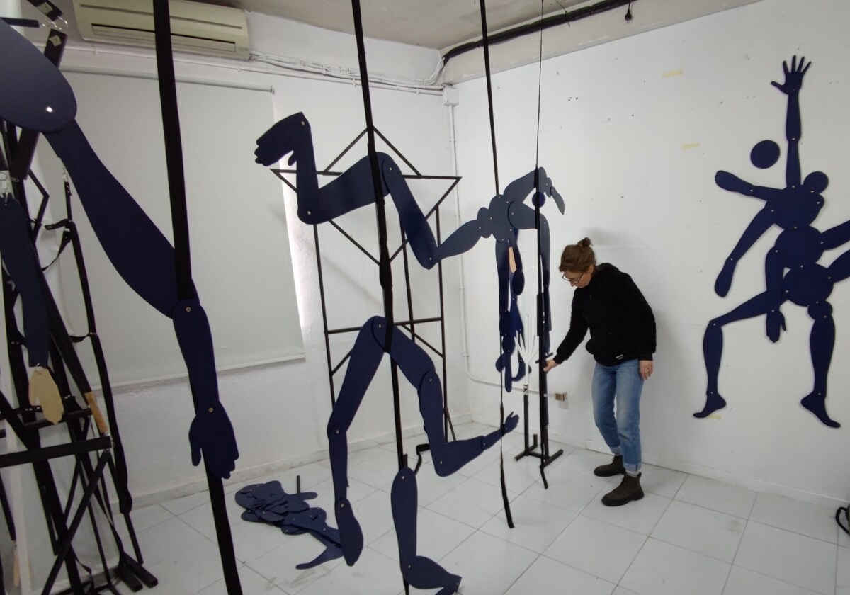 La artista Valeria Maculan, en su estudio, rodeada por sus Gorgonas