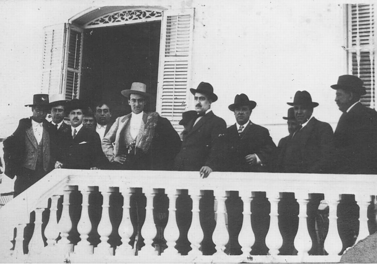 Gregorio Corrochano, histórico crítico taurino de ABC, posa de corte junto a Joselito en la casa de los 'Gallos', en Sevilla