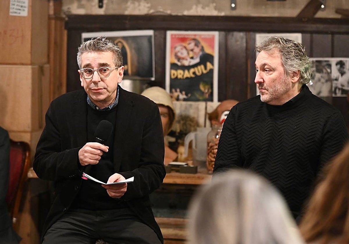 El concejal de Cultura de Barcelona, Jordi Martí, y el comisario de BCNegra, Carlos Zanón, durante la presentación del festival