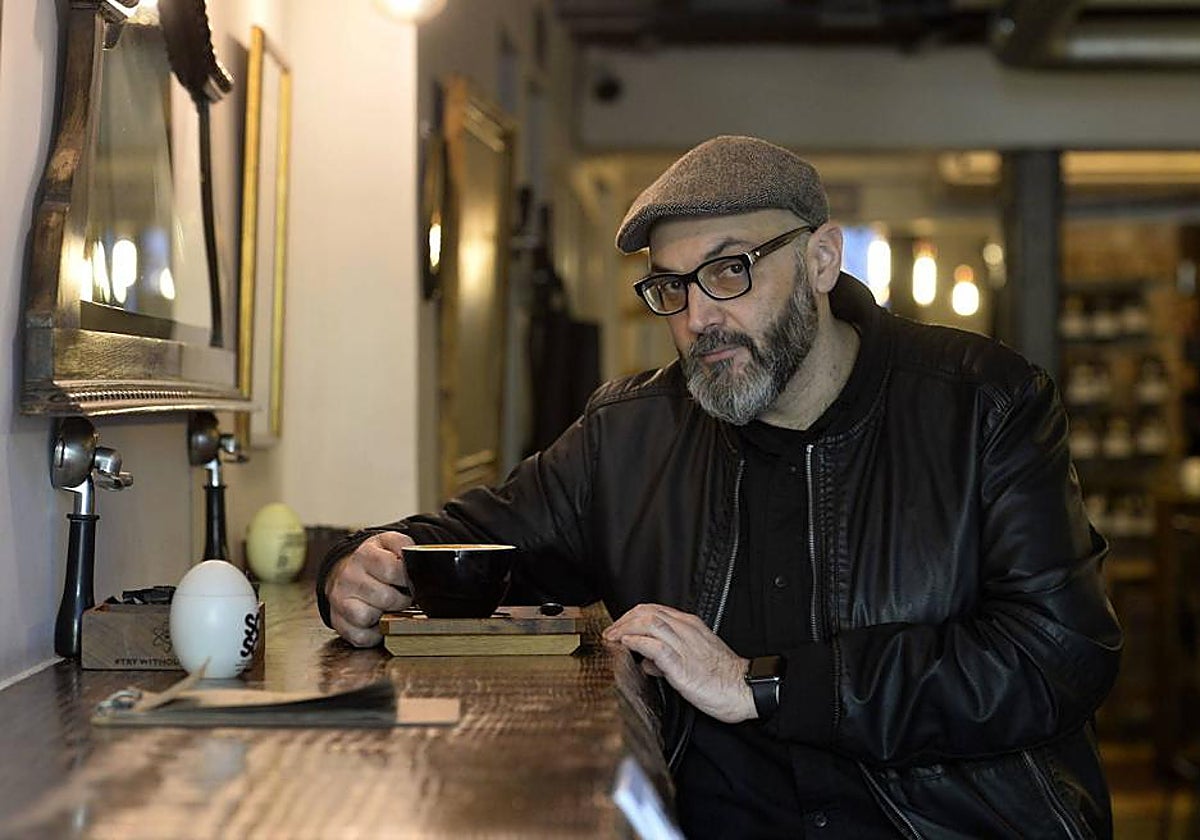 Miguel Ángel Hernández (1977) es escritor e historiador de arte