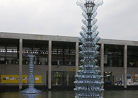 Imagen secundaria 1 - Arriba, 'Pabellón de vino'. Sobre estas líneas, 'Mensaje en una botella' y detalle de proyecto para Dior