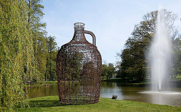 Imagen principal - Arriba, 'Pabellón de vino'. Sobre estas líneas, 'Mensaje en una botella' y detalle de proyecto para Dior