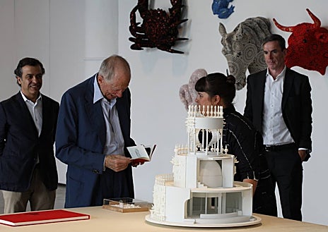 Imagen secundaria 1 - Arriba, render del proyecto de tarta gigante de Vasconcelos para Jacob Rothschild. Sobre estas líneas, la artista con el coleccionista
