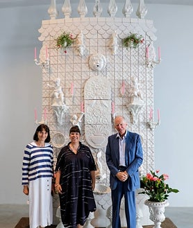 Imagen secundaria 2 - Arriba, render del proyecto de tarta gigante de Vasconcelos para Jacob Rothschild. Sobre estas líneas, la artista con el coleccionista