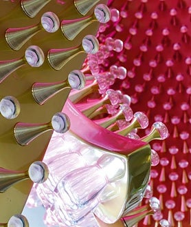 Imagen secundaria 2 - Arriba, 'Pabellón de vino'. Sobre estas líneas, 'Mensaje en una botella' y detalle de proyecto para Dior