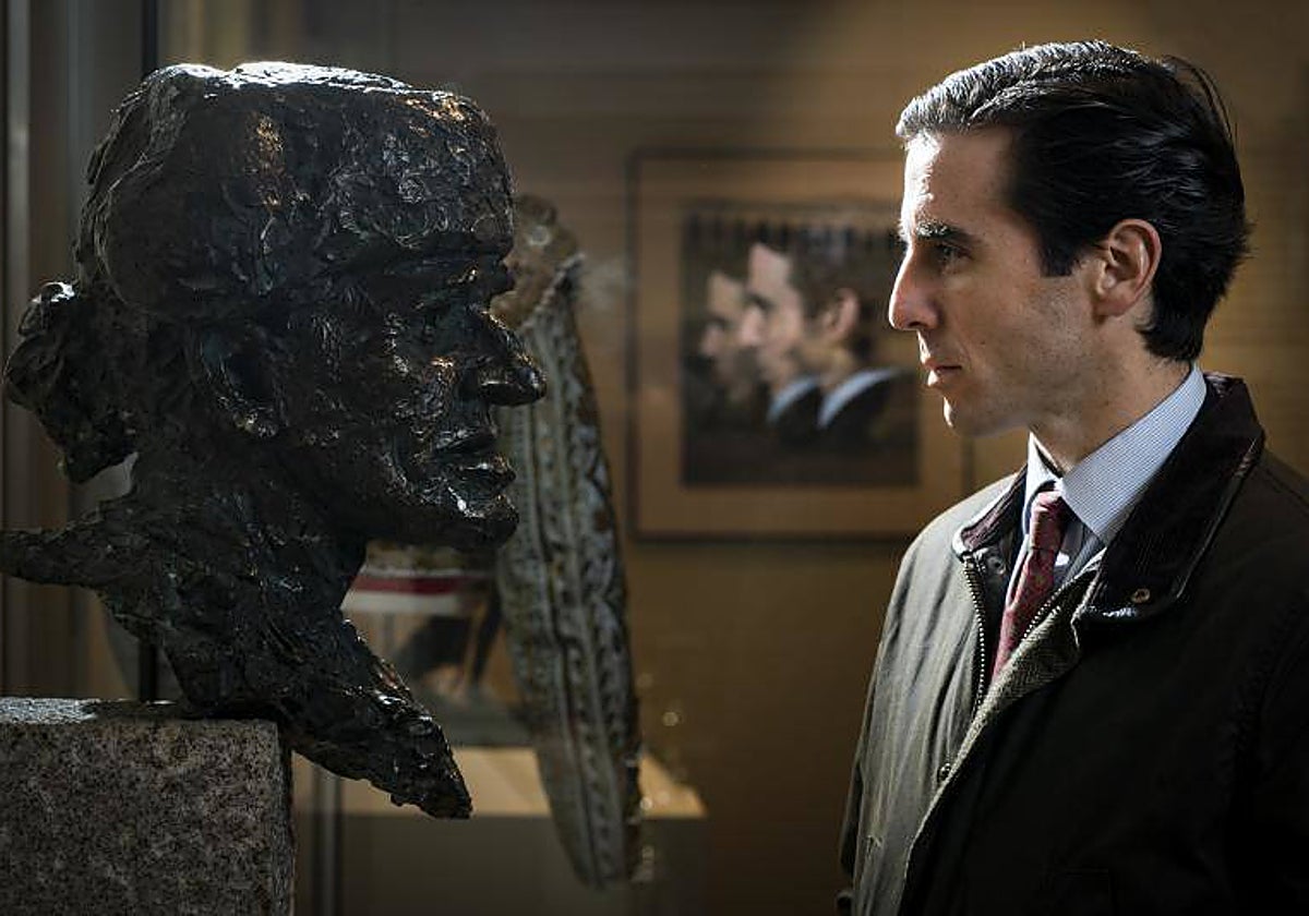 Juan Ortega contempla un busto de Belmonte en Las Ventas