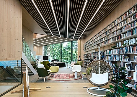 Imagen secundaria 1 - Detalles del interior y el exterior de la biblioteca Gabriel García Márquez para Barcelona de Suma Arquitectura 