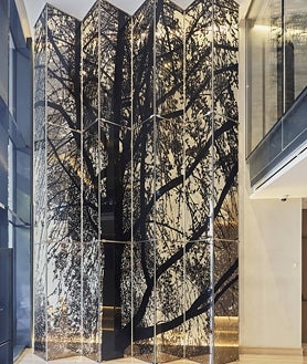 Imagen secundaria 2 - Arriba, detalle de 'Starry Night', de Eduardo Pérez-Cabrero en el Four Seasons. Sobre estas líneas, 'The Waterfall', de Pere Gifre, y los paneles de Jan Hendrix para el VP Plaza de España Hotel