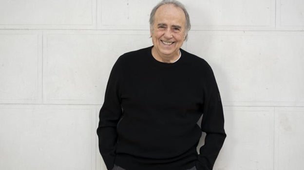 Serrat continúa sonriéndole a la vida