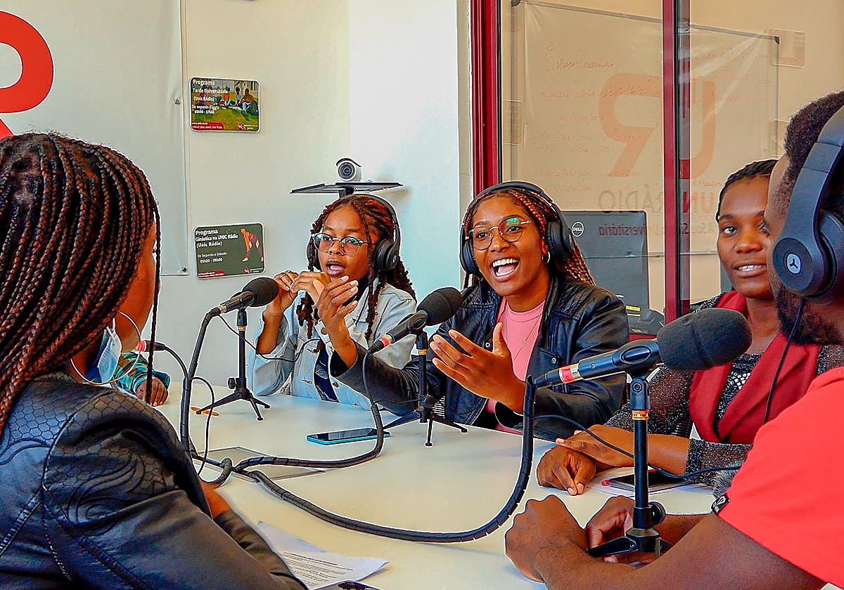 Estudio de radio con alumnos de Periodismo, en la UNIC