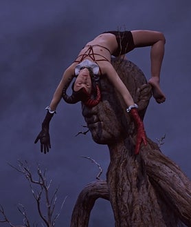 Imagen secundaria 2 - Arriba, 'Segesta', de Letizia Battaglia (galería Francesco Pantaleone) en la sección dedicada al Mediterráneo. Sobre estas líneas, 'Sin título', de Manuel Chavajay (Extra Galería), en el ámbito del arte latinoamericano, y propuesta de Adrián Ganea en Opening