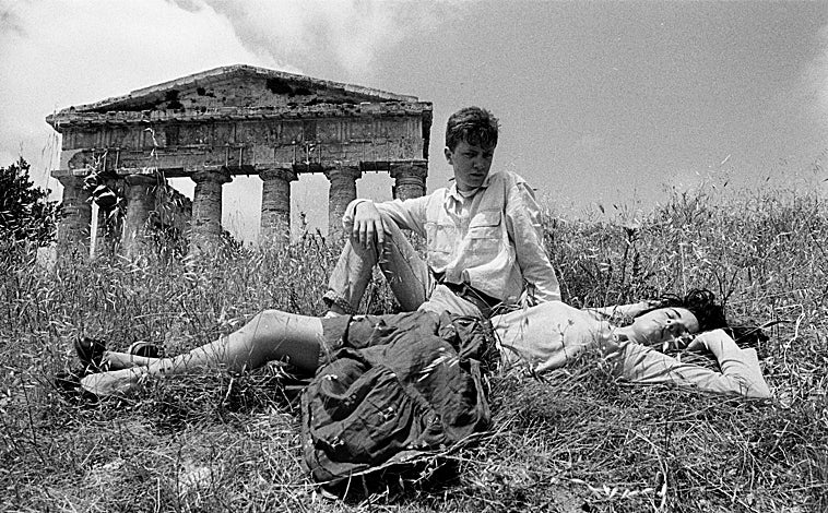 Imagen principal - Arriba, 'Segesta', de Letizia Battaglia (galería Francesco Pantaleone) en la sección dedicada al Mediterráneo. Sobre estas líneas, 'Sin título', de Manuel Chavajay (Extra Galería), en el ámbito del arte latinoamericano, y propuesta de Adrián Ganea en Opening