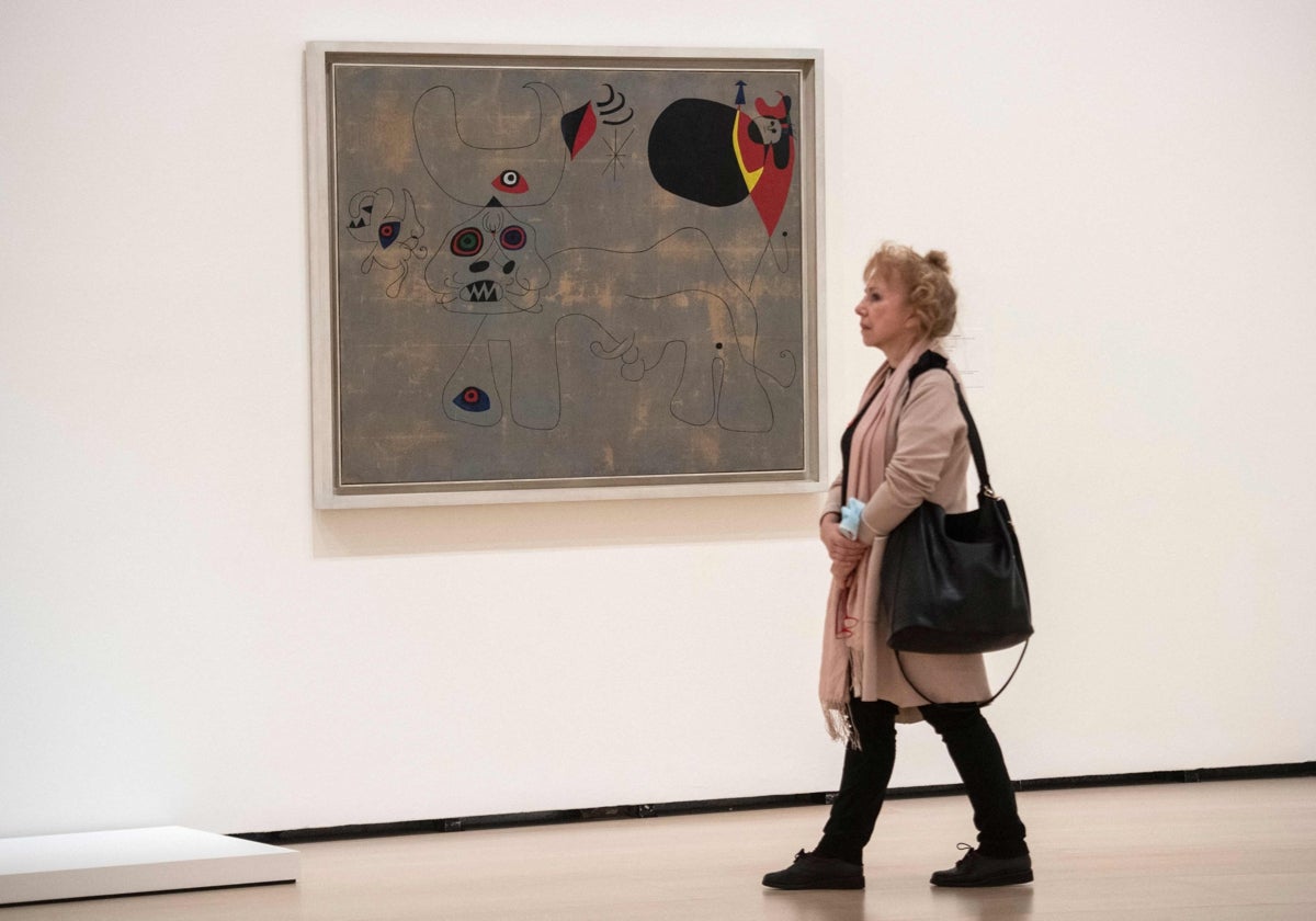 Una mujer pasa ante una obra de Miró en el Guggenheim de Bilbao