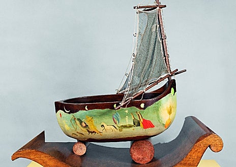 Imagen secundaria 1 - Sobre estas líneas, cuna a cuatro manos con José Horna y 'Mujeres conciencia', de la británica. Arriba, 'The Spanish Physician (El médico español)', obra de 1940 de Marx Ernst