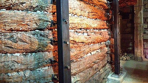 Estructura de madera del interior de la tumba