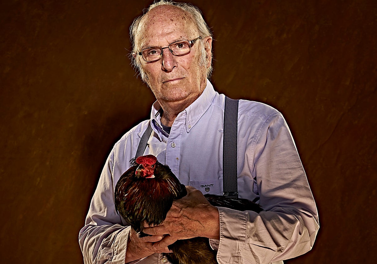 Carlos Saura, con uno de los 'protagonistas' de la obra 'El coronel no tiene quien le escriba'