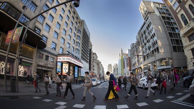 Luis Rivero, Pepe Burdiel, Juan Saavedra, Curro Muñoz, Sergio Sánchez, Pepe Luis Cirugeda, Adrián Centenera, Samuel Navalón, Alberto Donaire, Santiago López y Alejandro Chicharro, con el hatillo al hombro, hacen el paseíllo en la Gran Vía