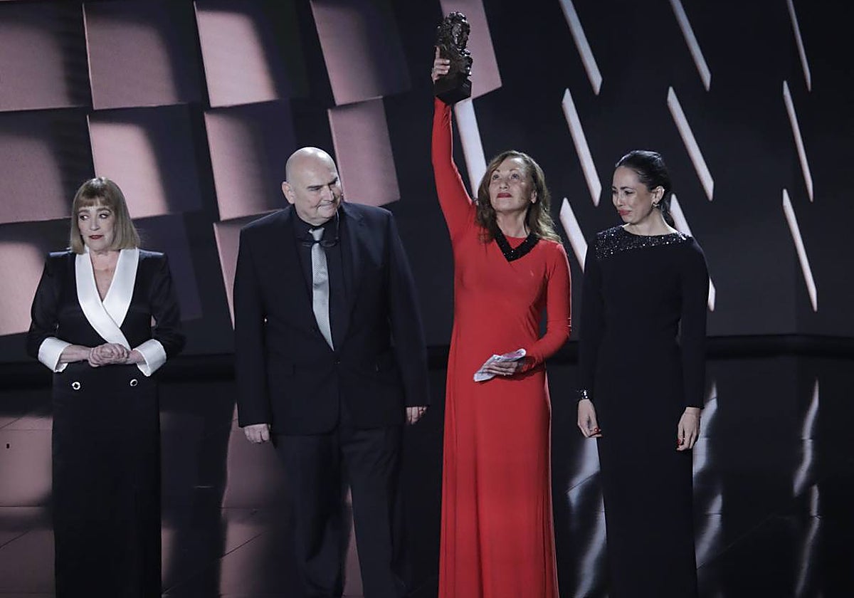 La actriz Eulalia Ramón, viuda del director fallecido Carlos Saura, y los hijos de este Antonio y Anna recogen emocionados el Goya de Honor en homenaje al cineasta, junto a la actriz Carmen Maura